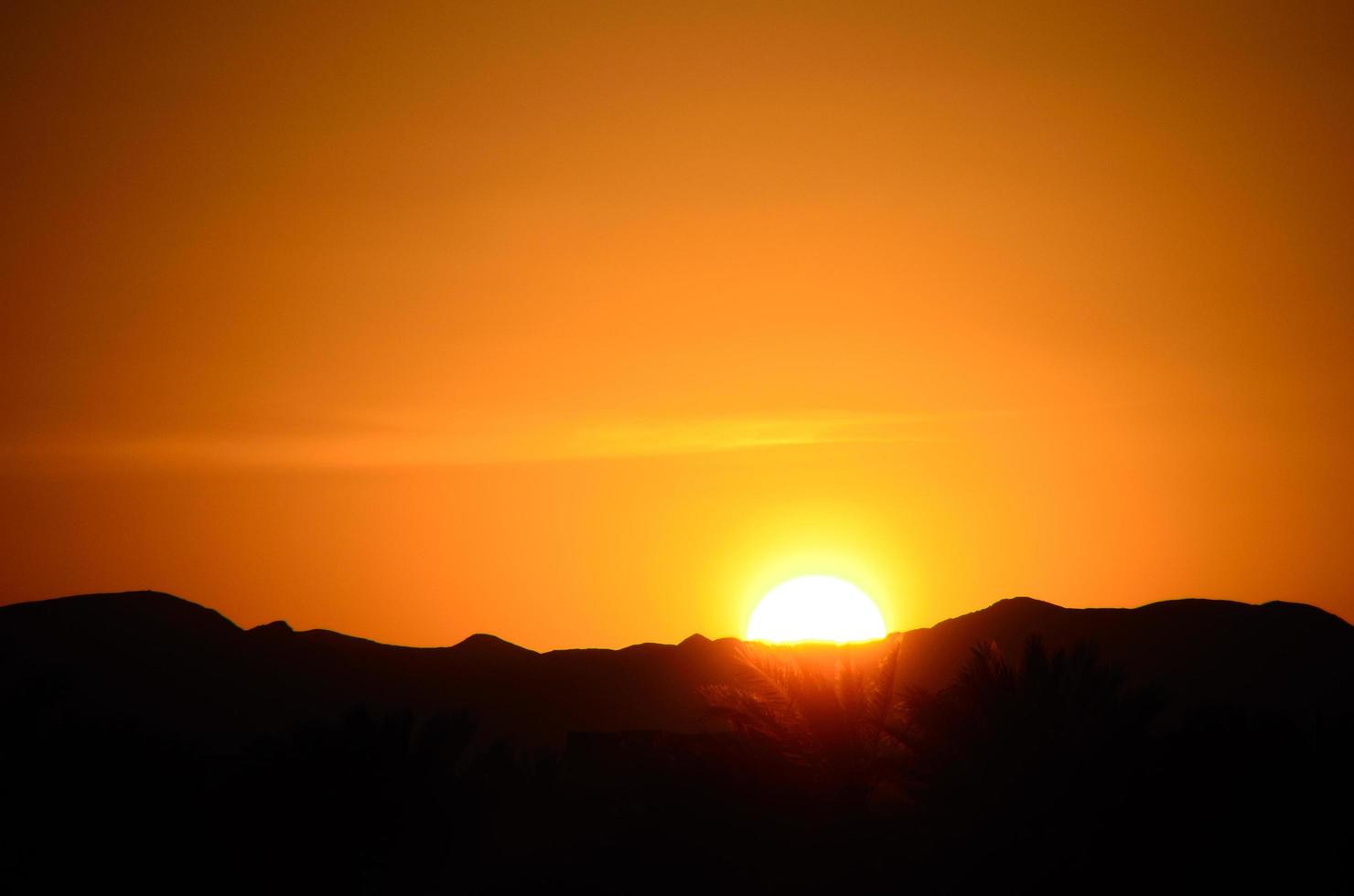 coucher de soleil lumineux avec montagne photo