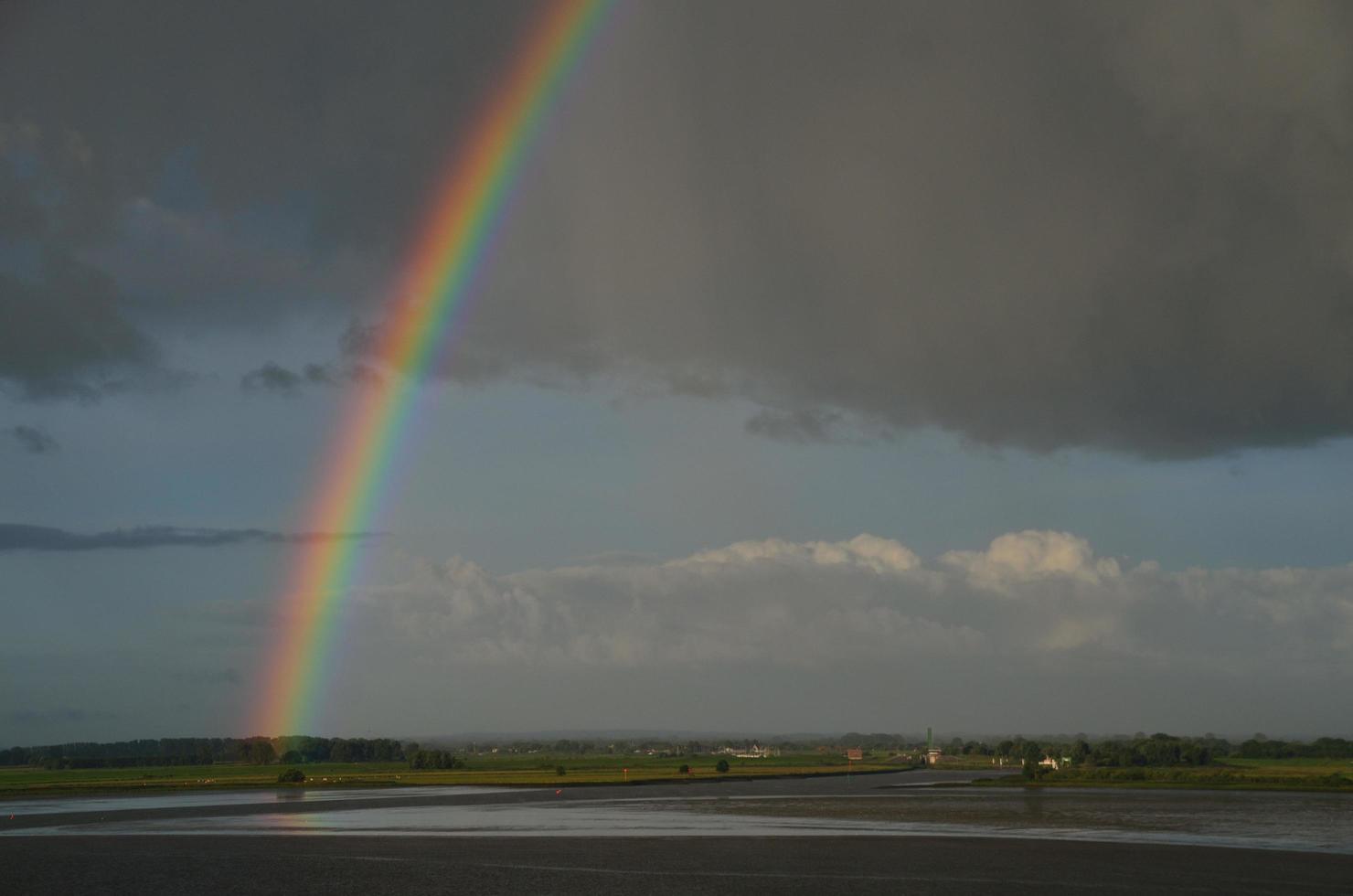 arc-en-ciel sur la mer photo