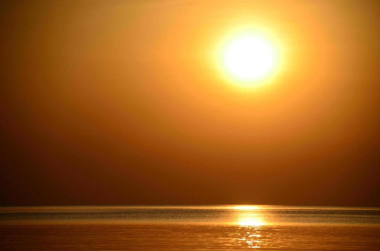 lever du soleil en vacances sur la mer photo