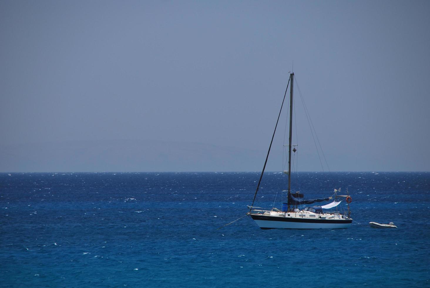 mer avec bateau à droite photo