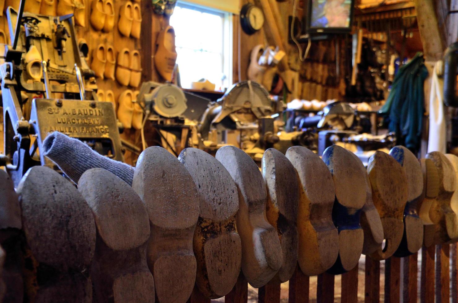 atelier de chaussures en bois photo