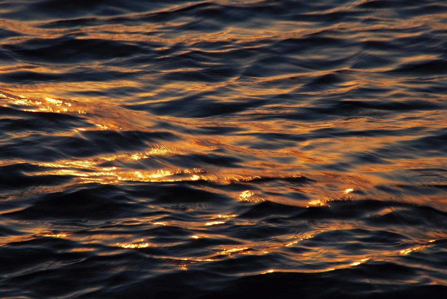 le soleil se reflète dans les vagues sur la mer photo