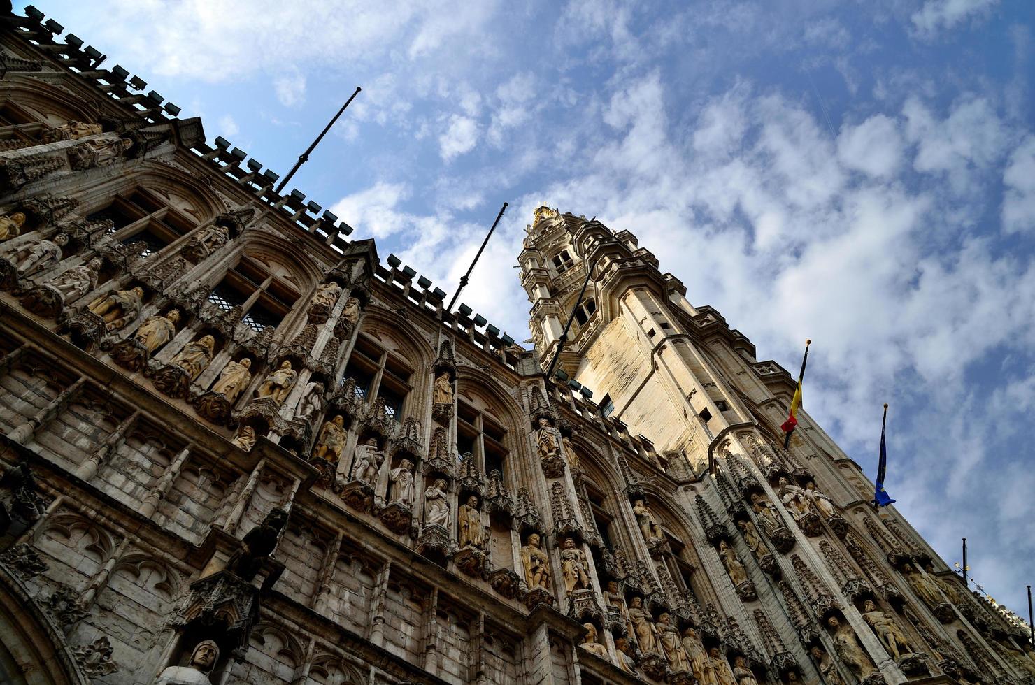 hôtel de ville avec ciel photo