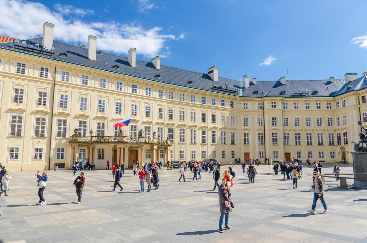 prague, république tchèque, 13 mai 2019 place de la cour avec les archives du château de prague et des anciens bâtiments du palais royal, promeneurs touristes, mala strana petite ville, bohême photo