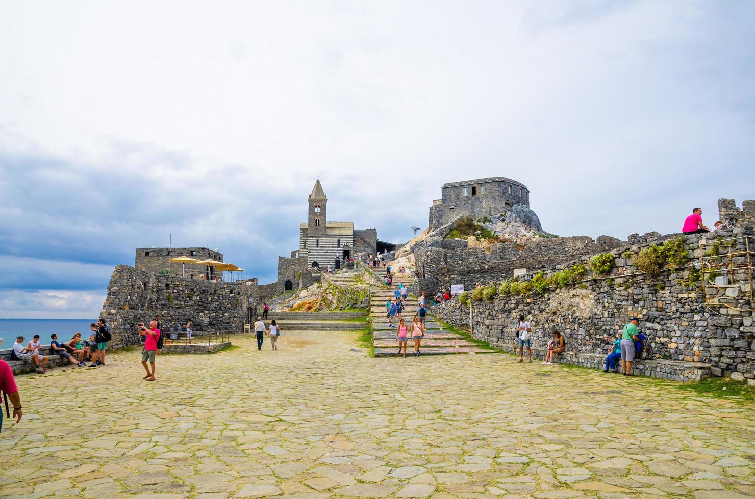 portovenere, italie, 10 septembre 2018 personnes touristes près de l'église catholique chiesa san pietro photo