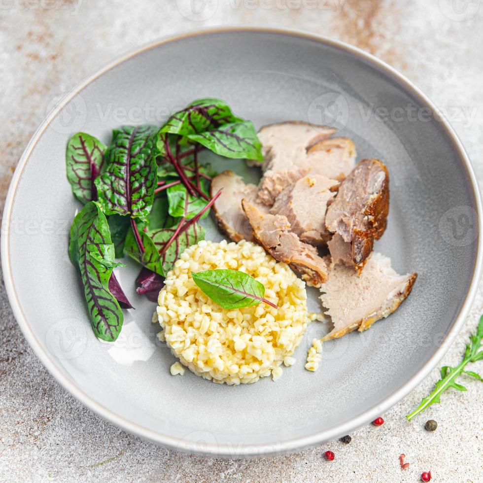 viande de boulgour et feuilles de salade laitue repas sain nourriture photo