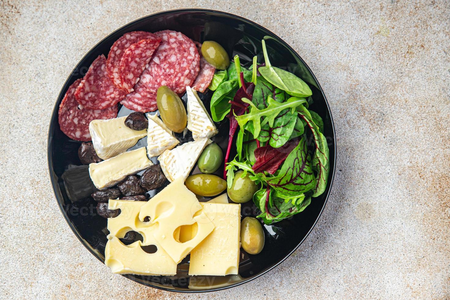 assiette de collation fromage, saucisse, olive, bâtonnet de pain apéritif frais repas nourriture photo