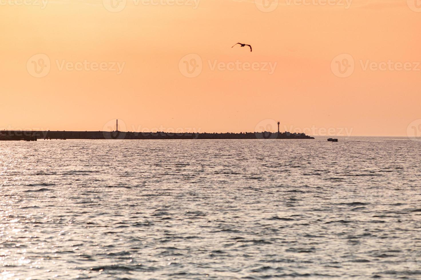 coucher de soleil baltique. couleurs de paysage marin incroyables. rêve de voyage et de liberté. ciel au coucher du soleil et temps de réclamation photo