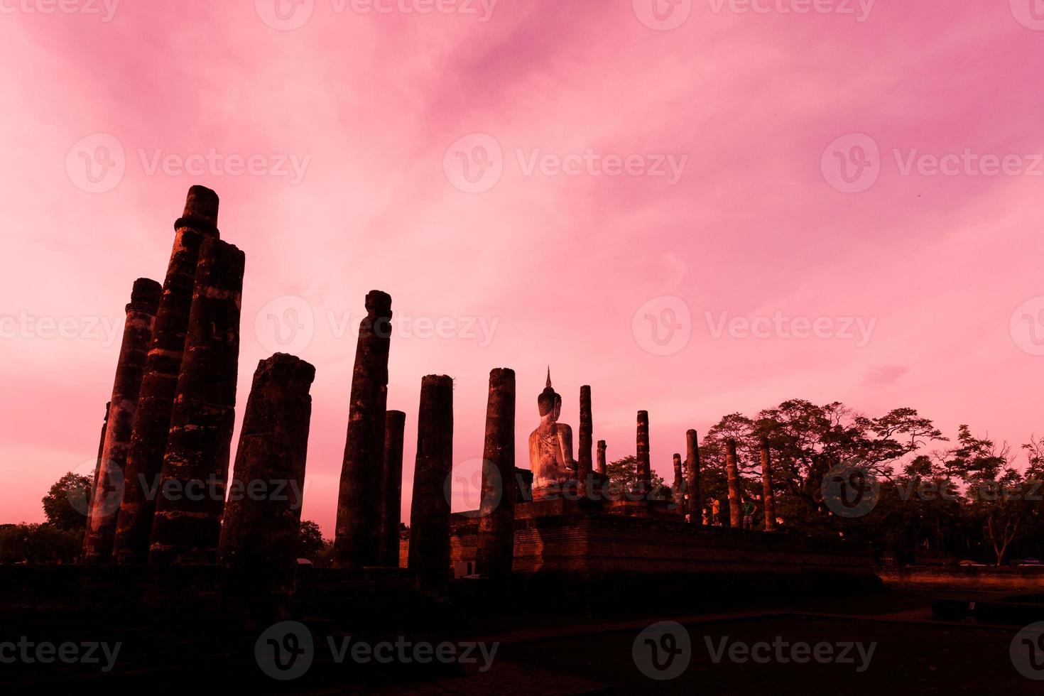 statue de bouddha silhouette dans le temple wat mahathat dans le parc historique de sukhothai, province de sukhothai, thaïlande. photo