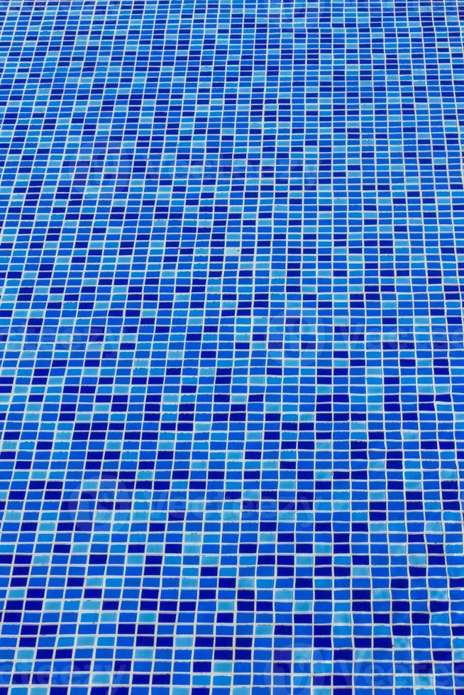 mosaïque de carreaux de céramique dans la piscine - texture transparente photo