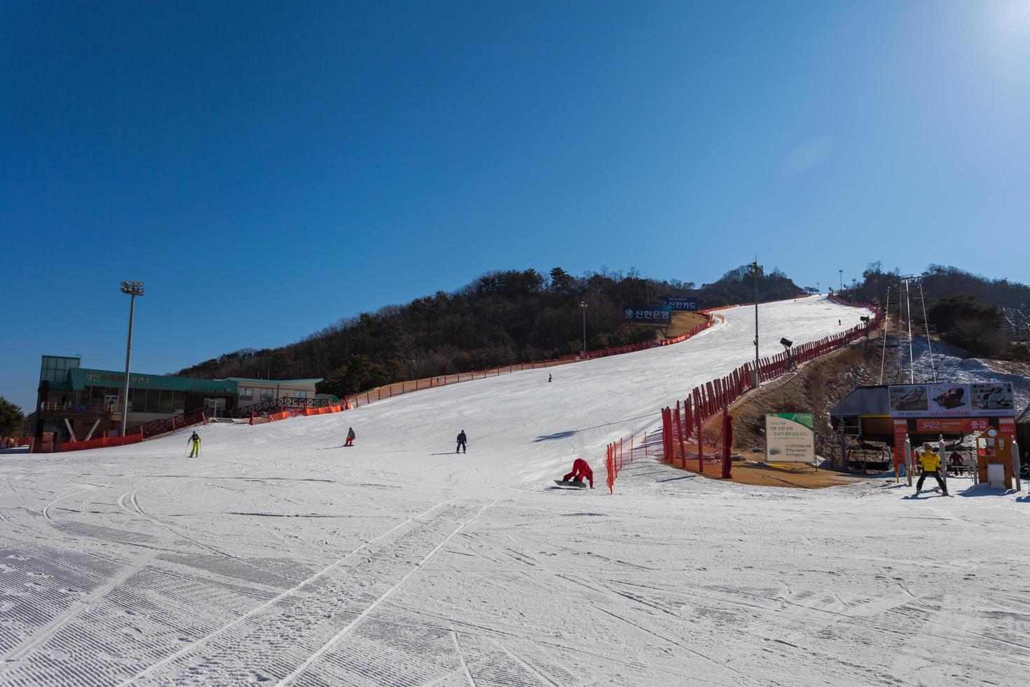 vue sur le monde du ski du parc vivaldi dans la ville de hongcheon, province de gangwon, corée du sud le 7 mars 2014. photo