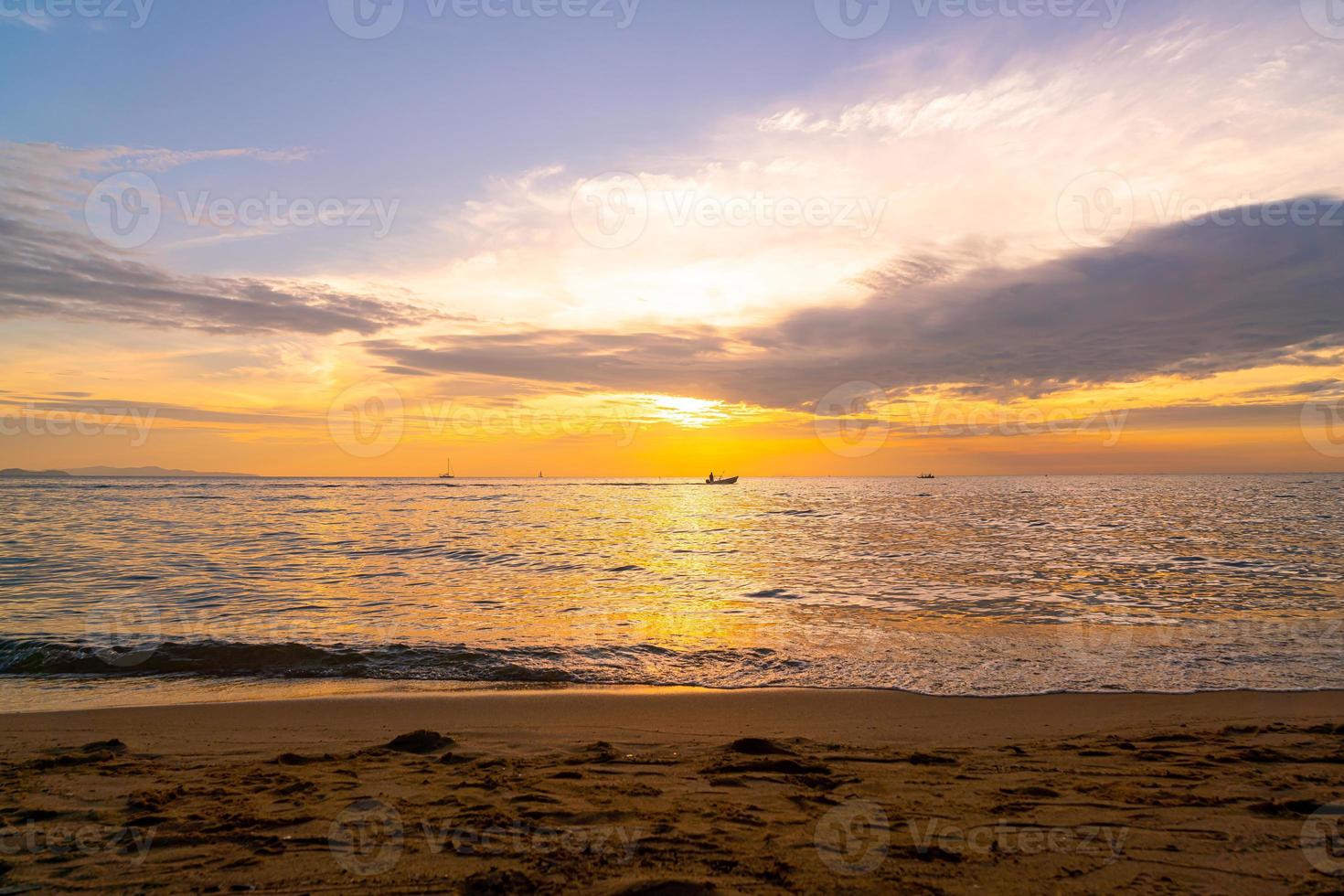 belle plage tropicale et mer avec ciel crépusculaire photo