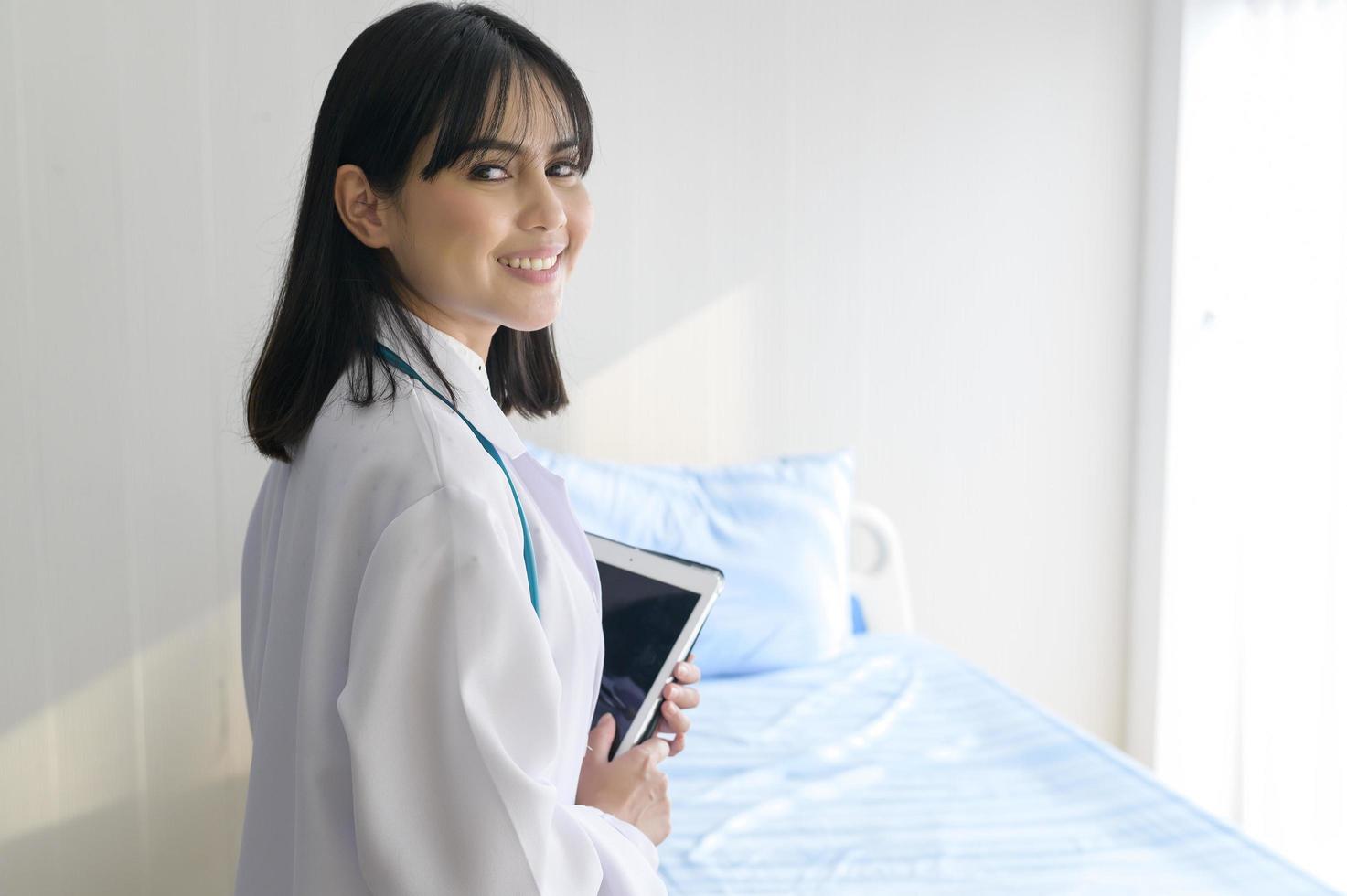 portrait de jeune femme médecin avec stéthoscope travaillant à l'hôpital, concept médical et de soins de santé photo