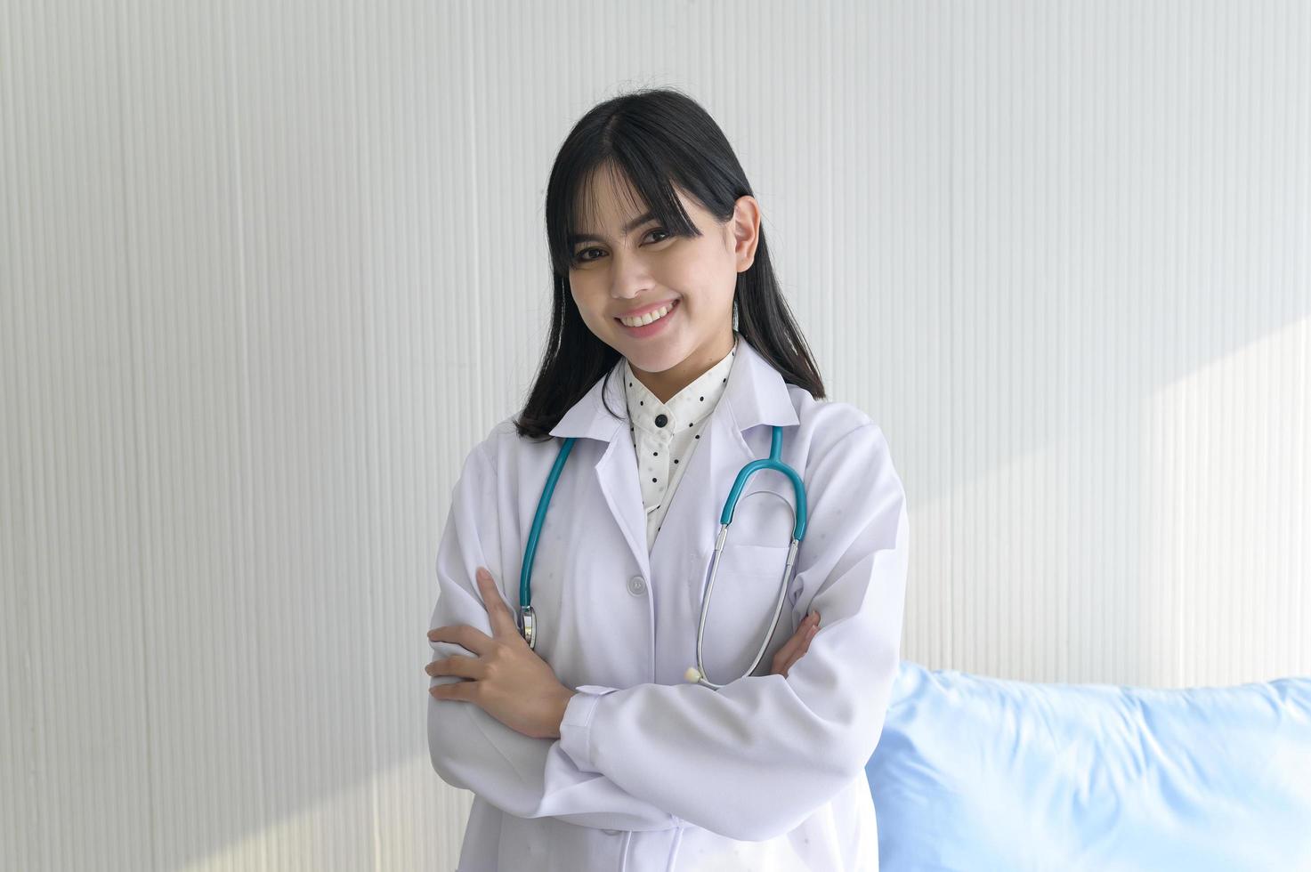 portrait de jeune femme médecin avec stéthoscope travaillant à l'hôpital, concept médical et de soins de santé photo