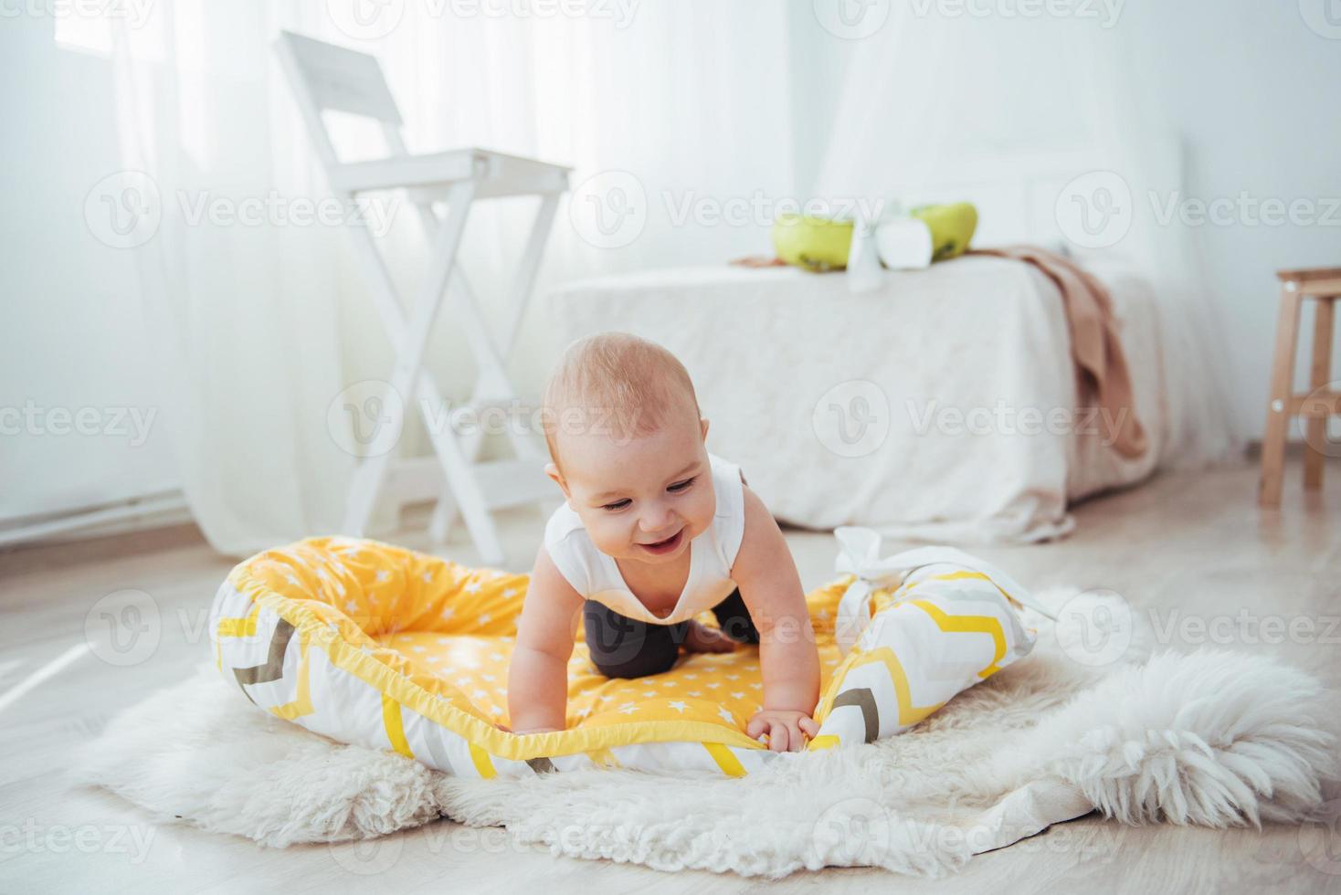 literie pour enfants. le bébé dort dans son lit. un petit bébé en bonne santé peu de temps après la naissance. photo