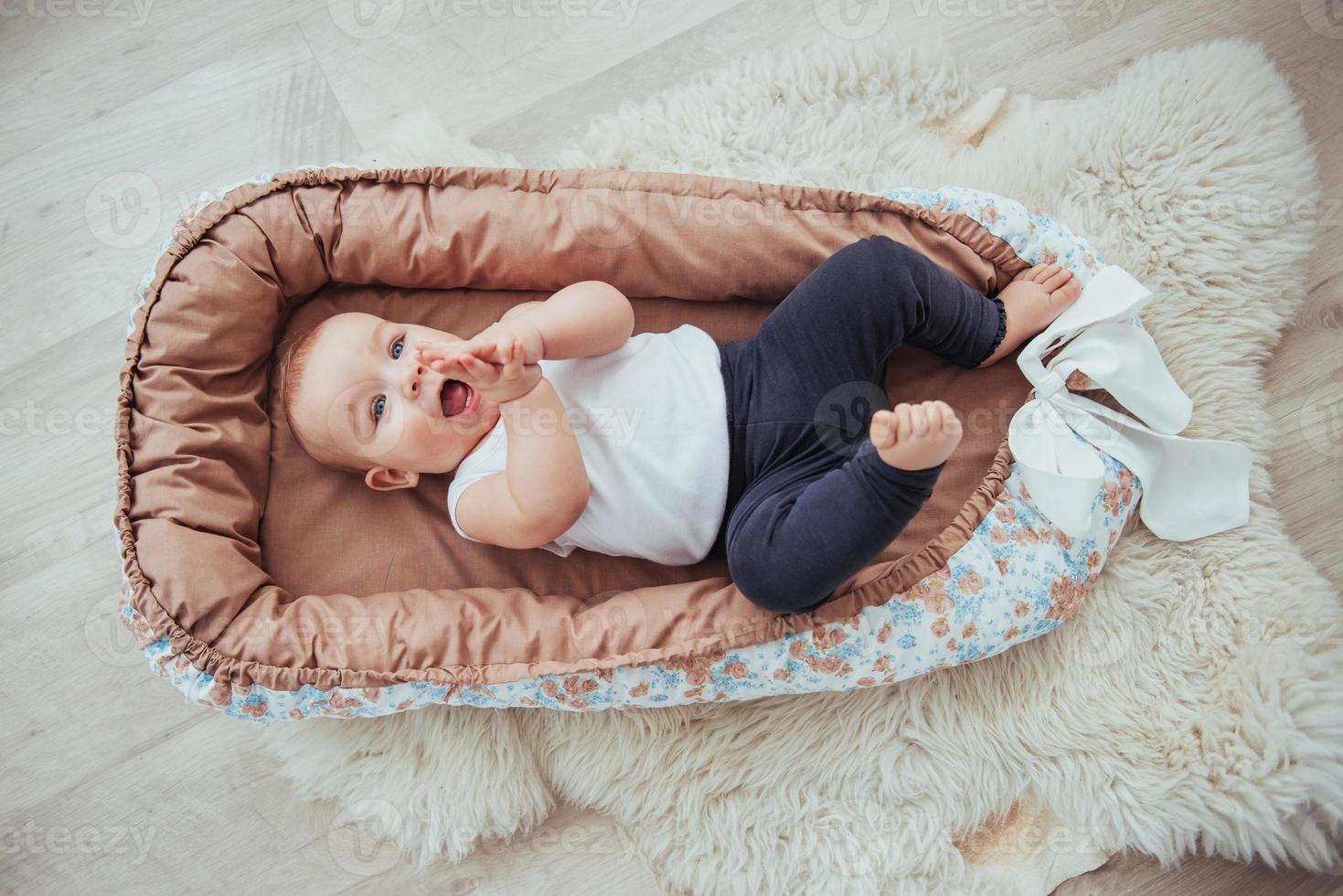 literie pour enfants. le bébé dort dans son lit. un petit bébé en bonne santé peu de temps après la naissance. photo