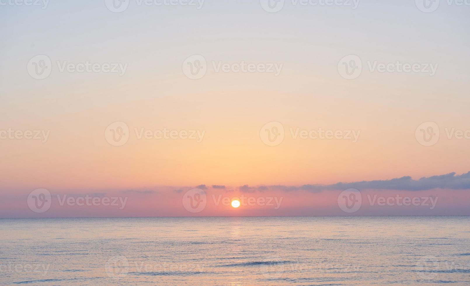 ciel rose. coucher de soleil spectaculaire et ciel de lever de soleil photo