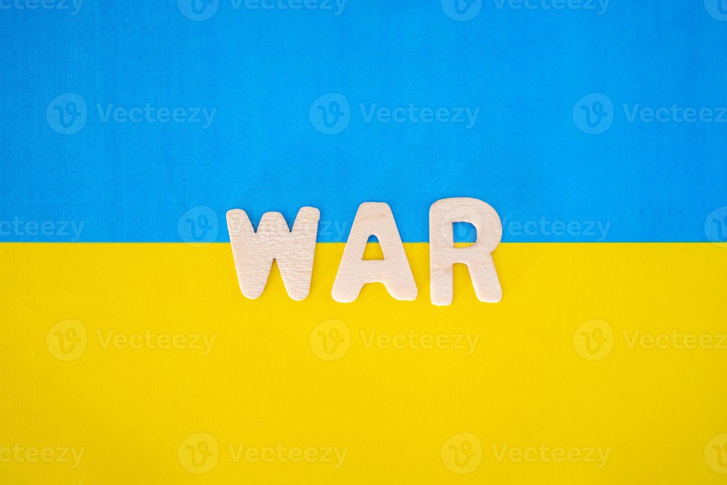 le drapeau de l'ukraine et le mot guerre. photo