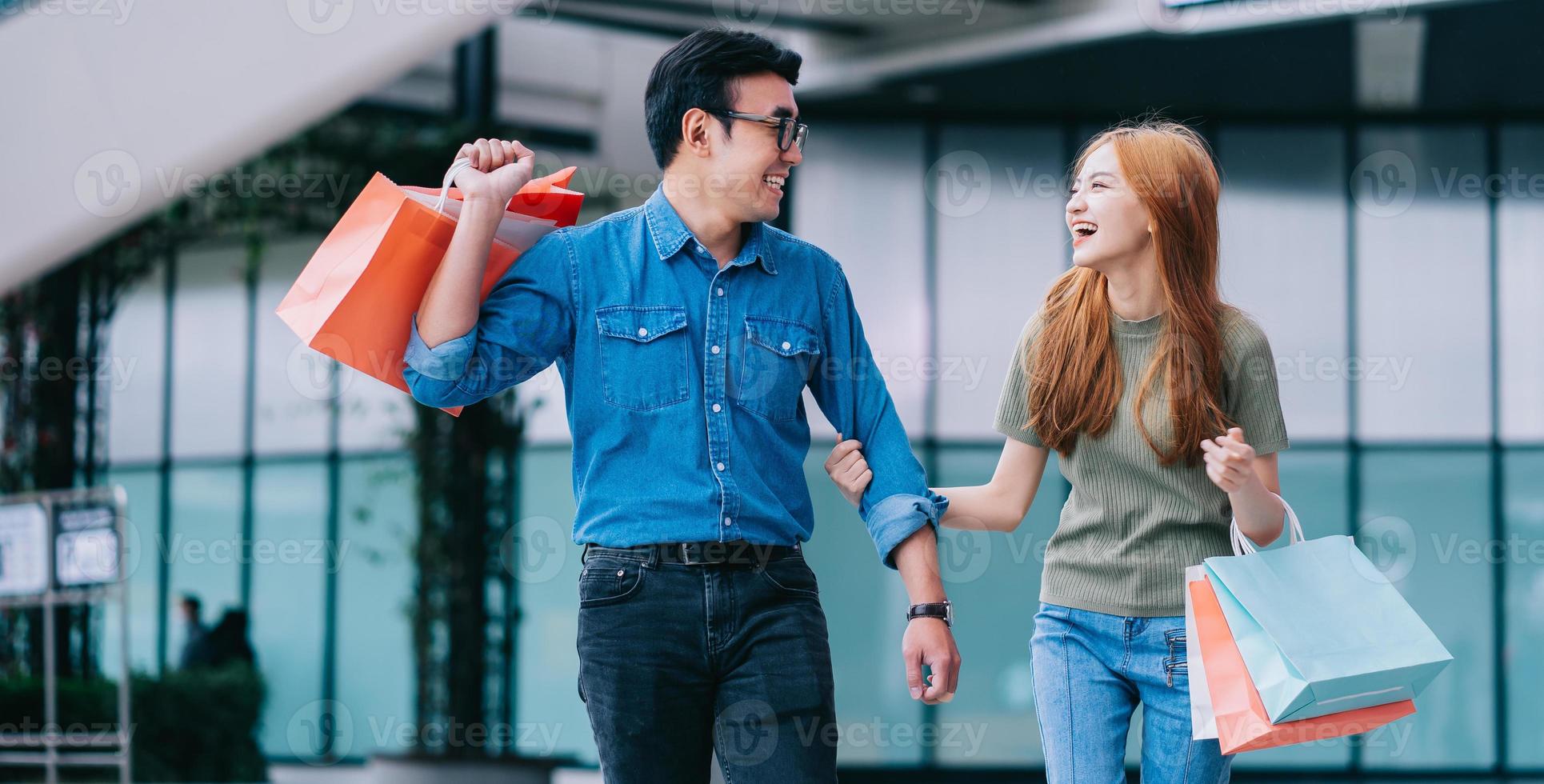 couple asiatique faisant du shopping au centre commercial photo