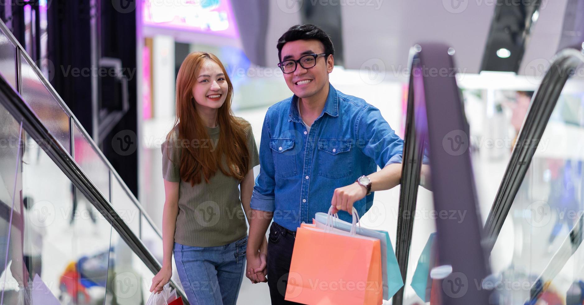 couple asiatique faisant du shopping au centre commercial photo