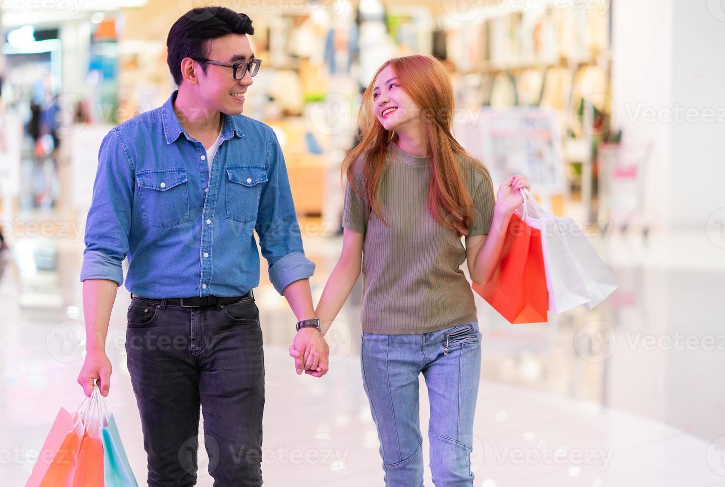 couple asiatique faisant du shopping au centre commercial photo