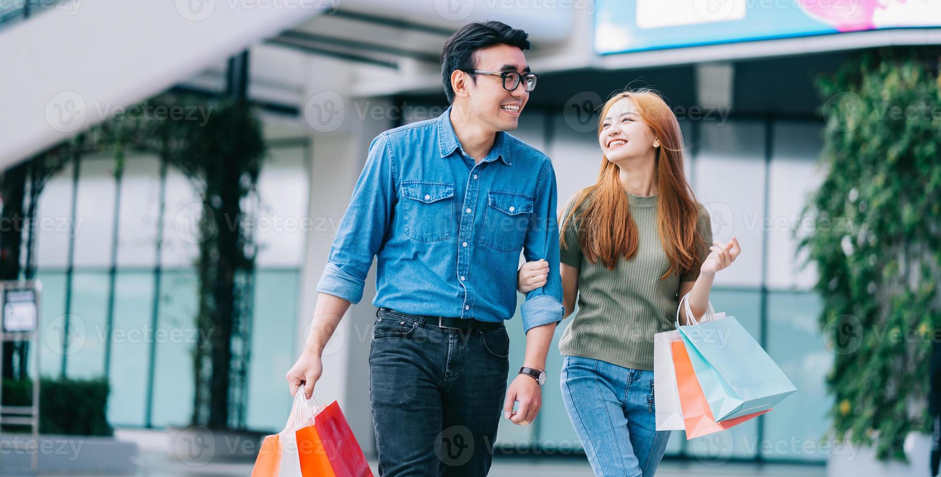 couple asiatique faisant du shopping au centre commercial photo