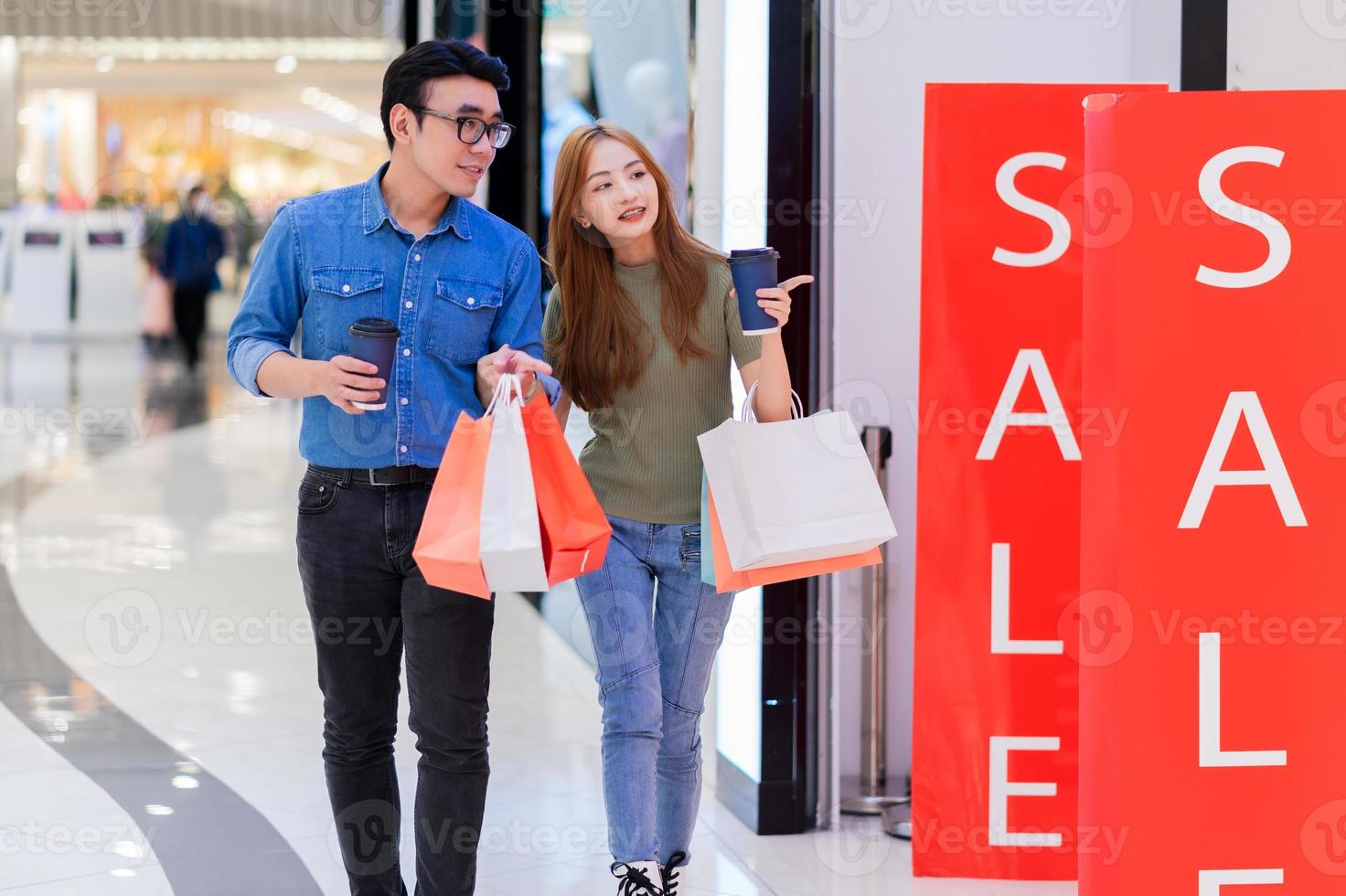 couple asiatique faisant du shopping au centre commercial photo