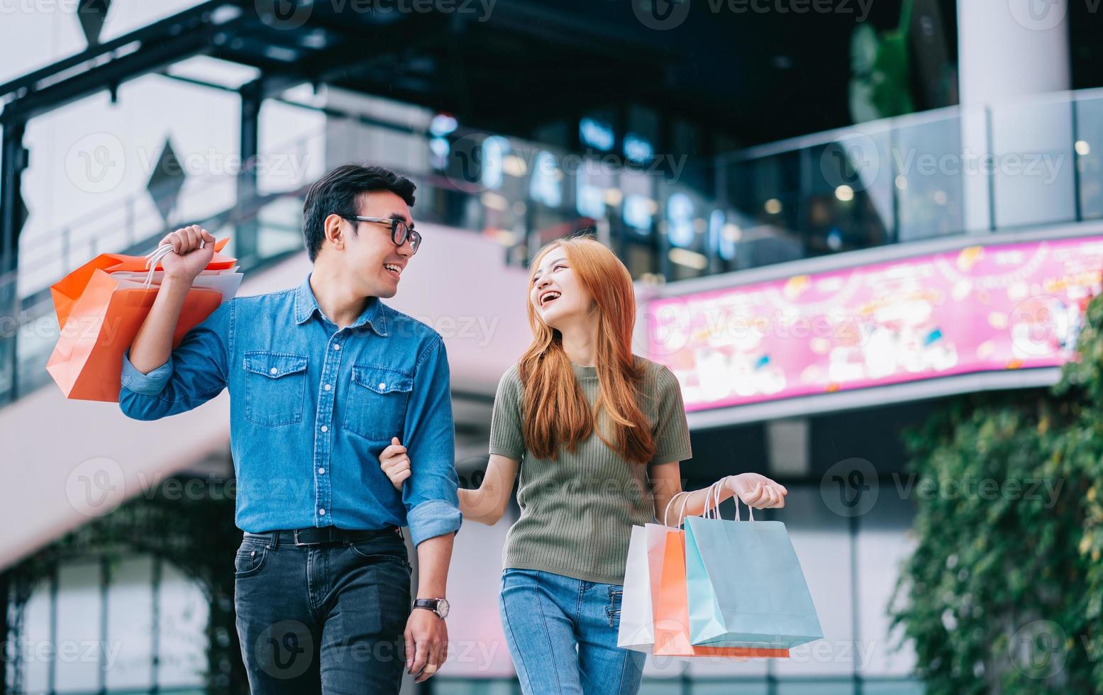 couple asiatique faisant du shopping au centre commercial photo