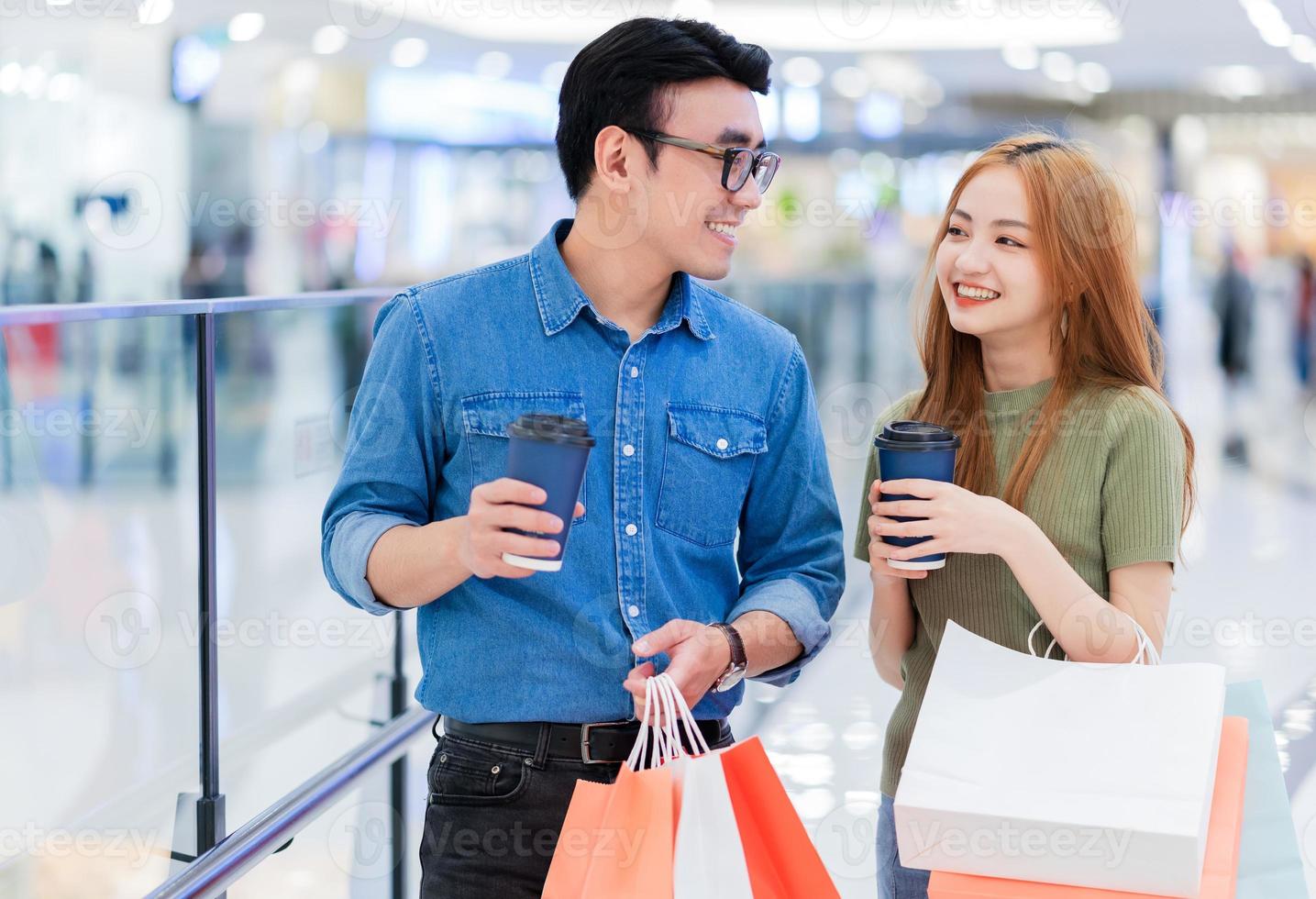 couple asiatique faisant du shopping au centre commercial photo