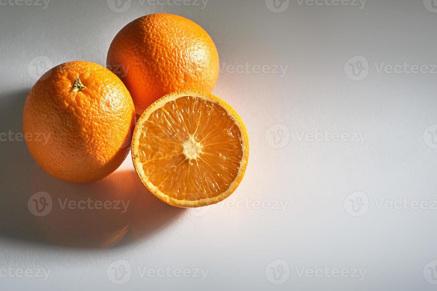 délicieuses oranges fraîches isolées sur fond blanc. photo