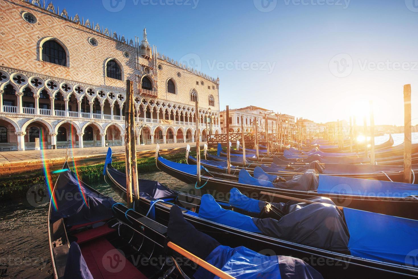 gondoles à venise - coucher de soleil avec l'église san giorgio maggiore. Venise, Italie photo