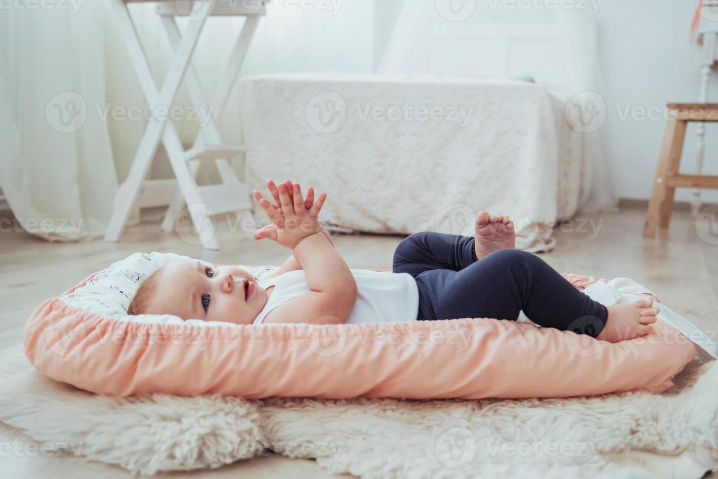 literie pour enfants. le bébé dort dans son lit. un petit bébé en bonne santé peu de temps après la naissance. photo