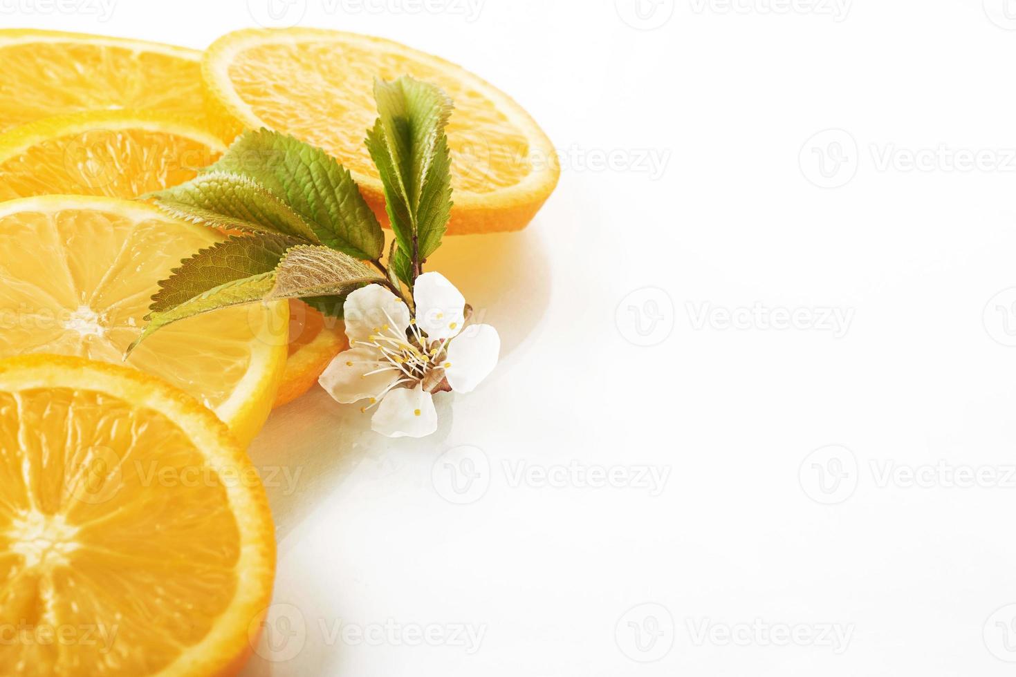 tranches d'orange et de citron isolé sur fond blanc photo