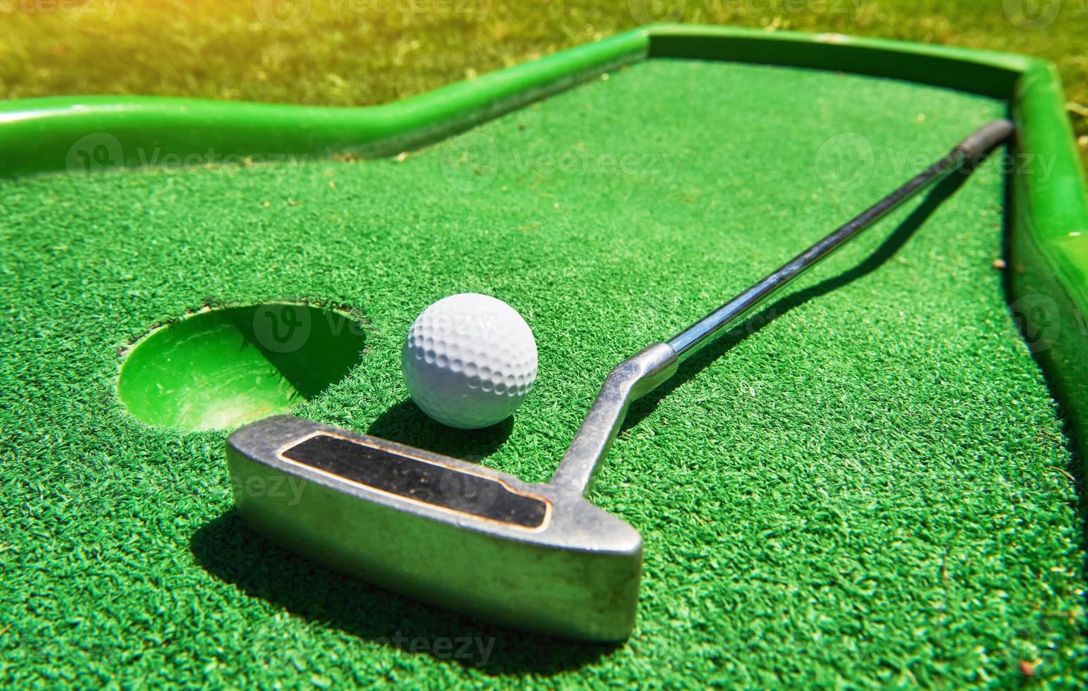 balle de golf et club de golf sur gazon artificiel photo