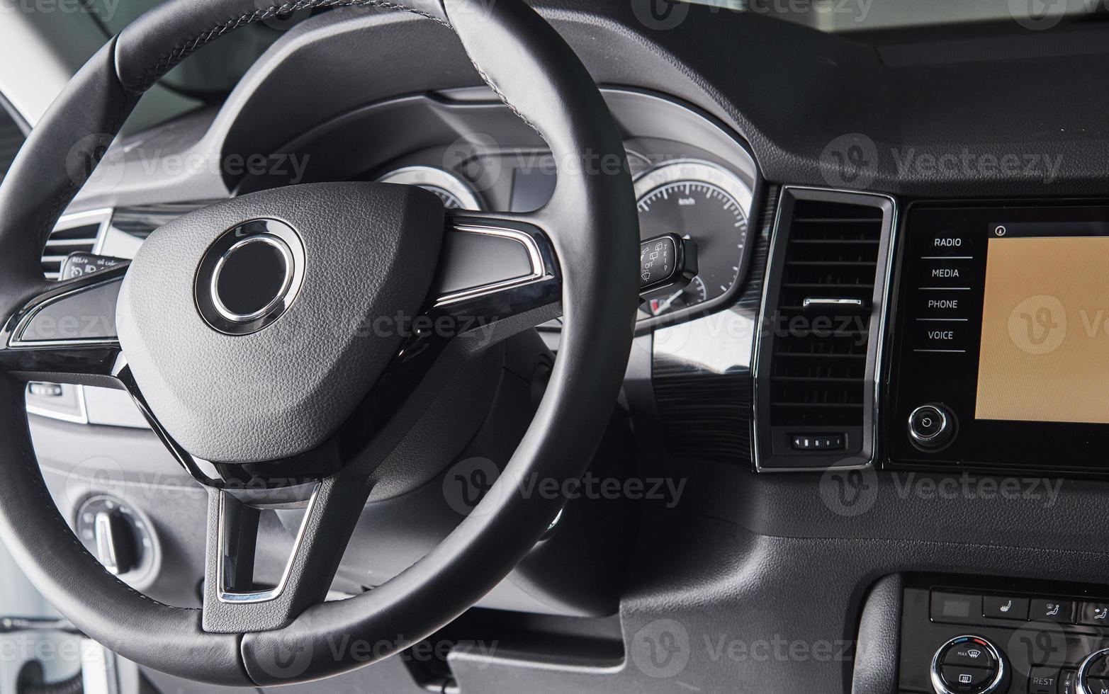 intérieur de voiture de luxe - volant, levier de vitesses et tableau de bord photo