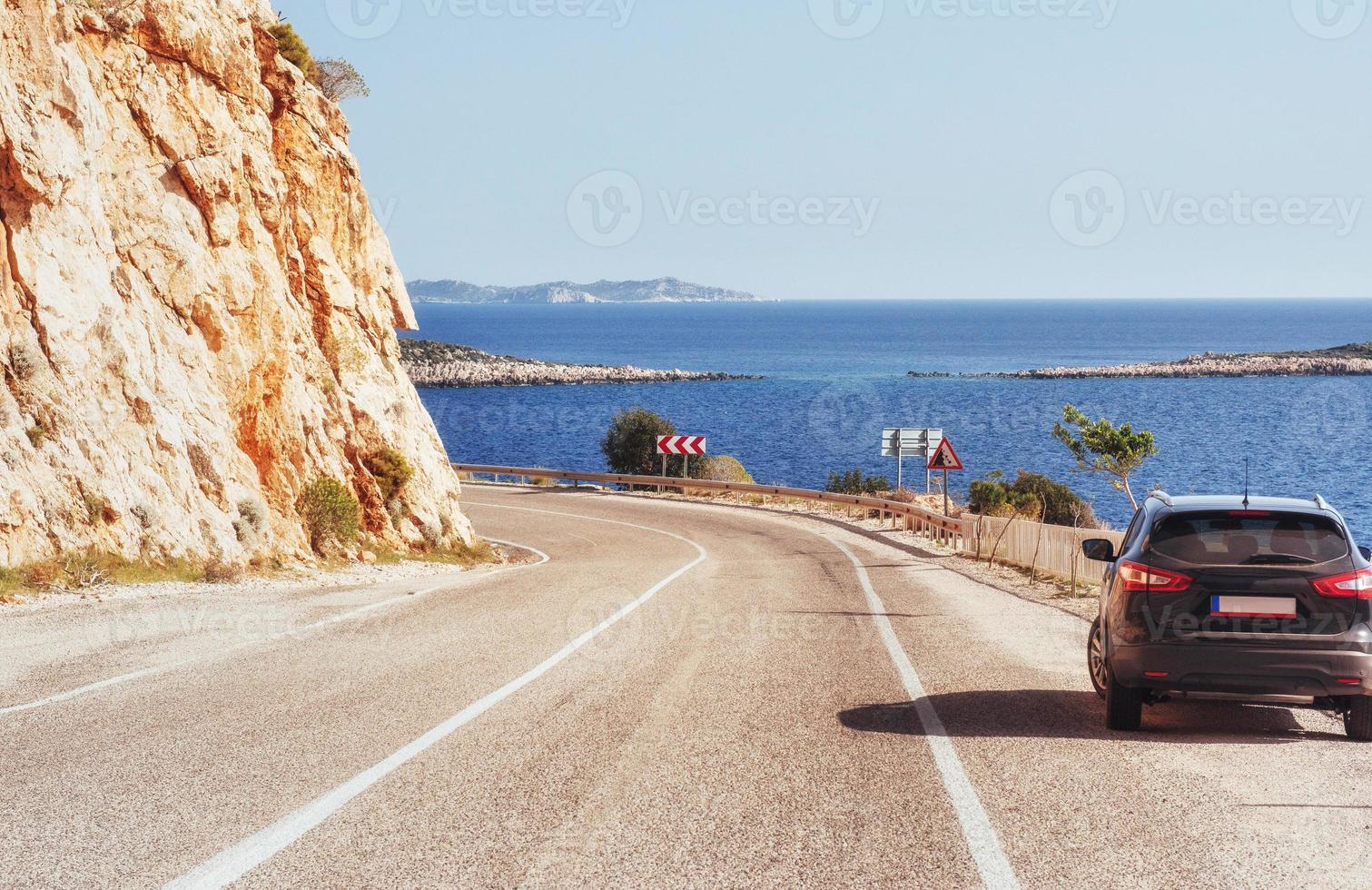 fantastique route pavée le long de la côte et des voitures photo