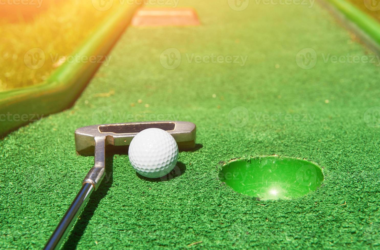 balle de golf et club de golf sur gazon artificiel photo