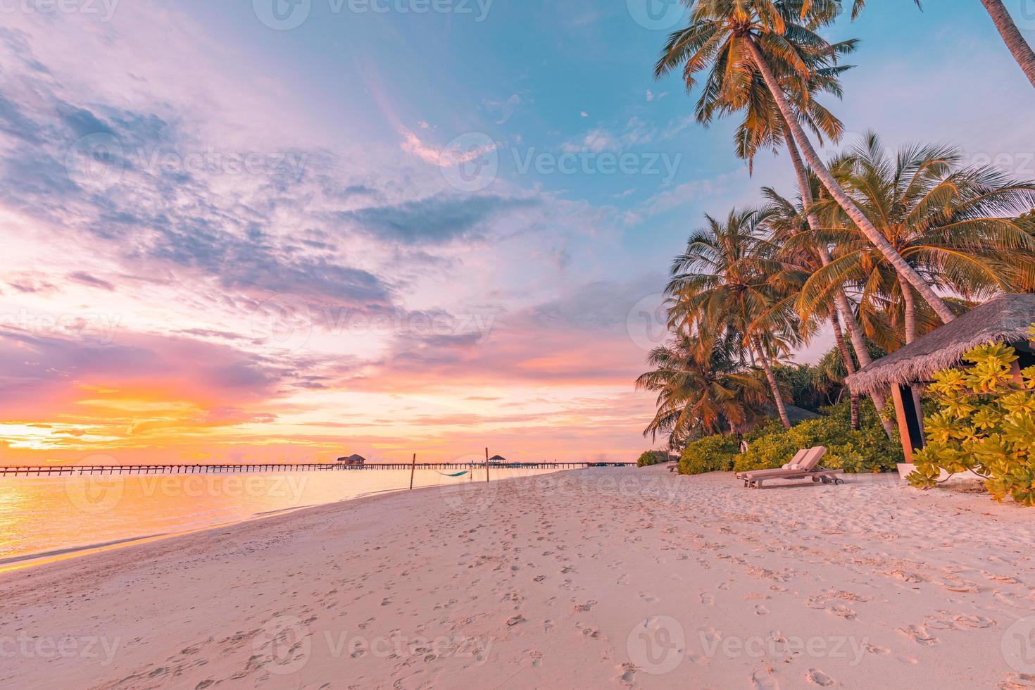 île palmier mer plage de sable. paysage de plage panoramique. inspirer l'horizon du paysage marin de la plage tropicale. ciel coucher de soleil orange et doré calme tranquille ambiance estivale relaxante. bannière de vacances de voyage de vacances photo