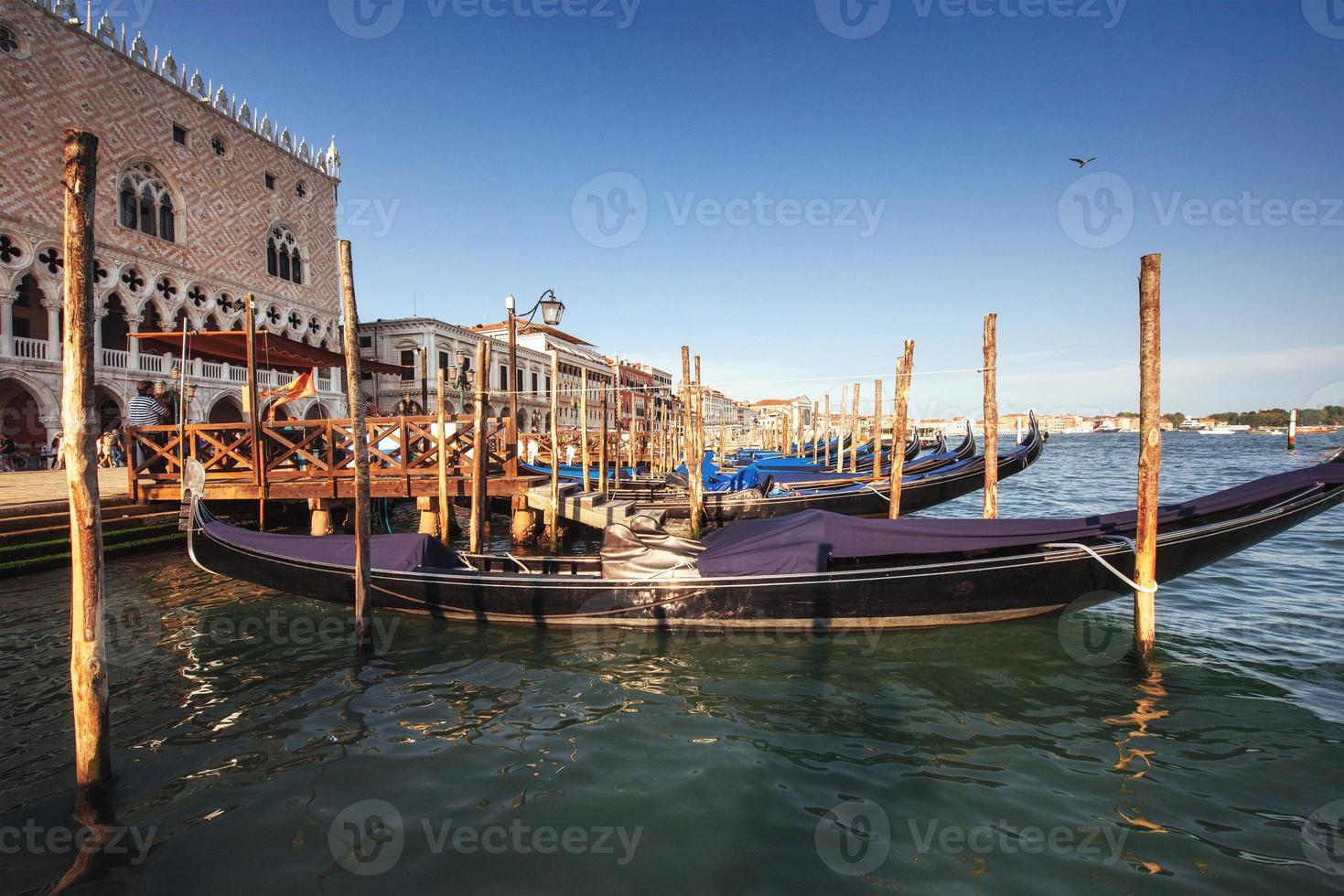 gondoles sur le grand canal à venise, église san giorgio maggiore. saint marco. photo