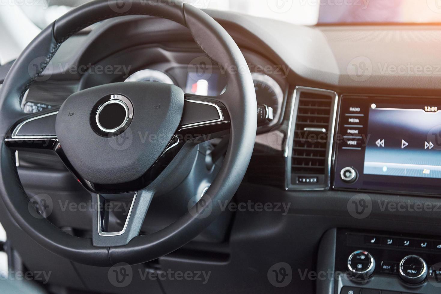 intérieur de voiture de luxe - volant, levier de vitesses et tableau de bord photo