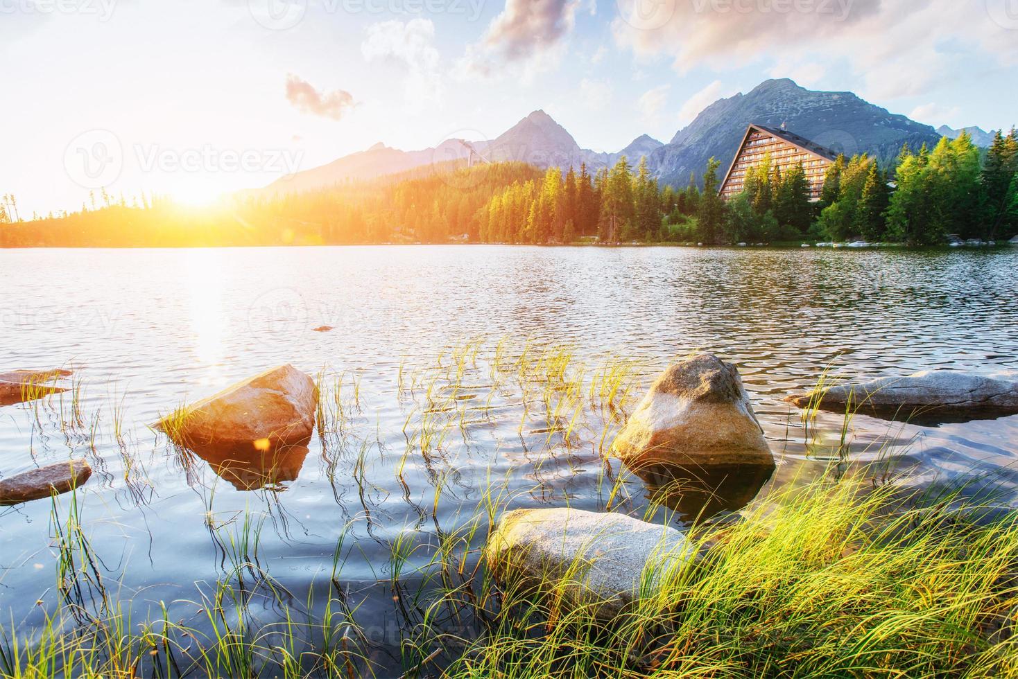 lac strbske pleso dans les hautes tatras, slovaquie photo