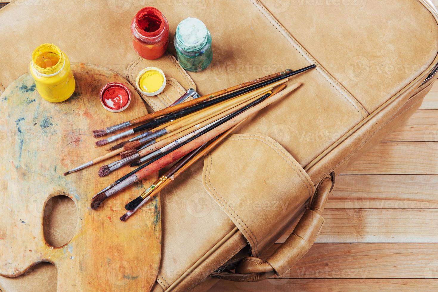 boîte de peintures à l'aquarelle, pinceaux d'art sur toile. photo