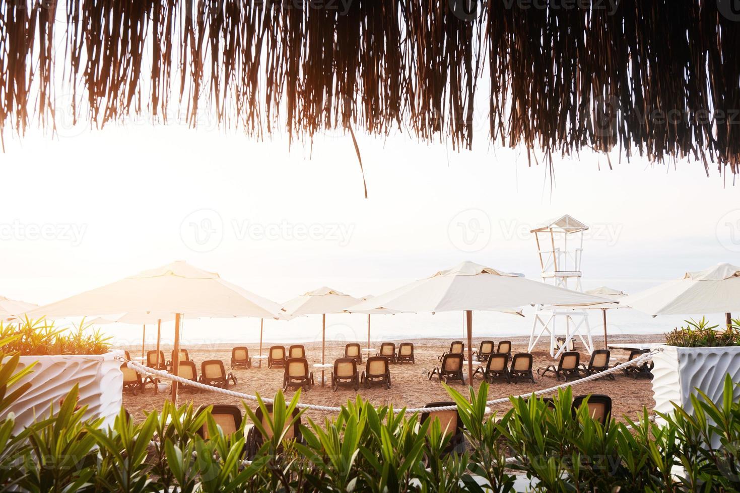 vue panoramique sur la plage de sable privée sur la plage avec chaises longues contre la mer et les montagnes. hôtel de luxe amara dolce vita. recours. tekirova-kemer photo