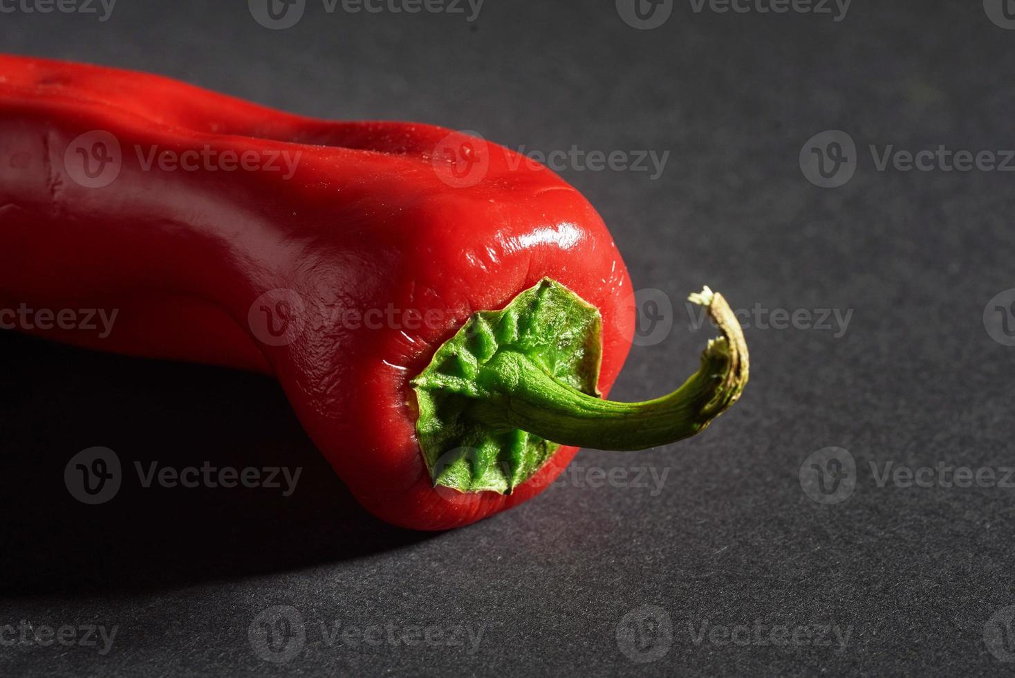 piments rouges isolés sur fond noir photo