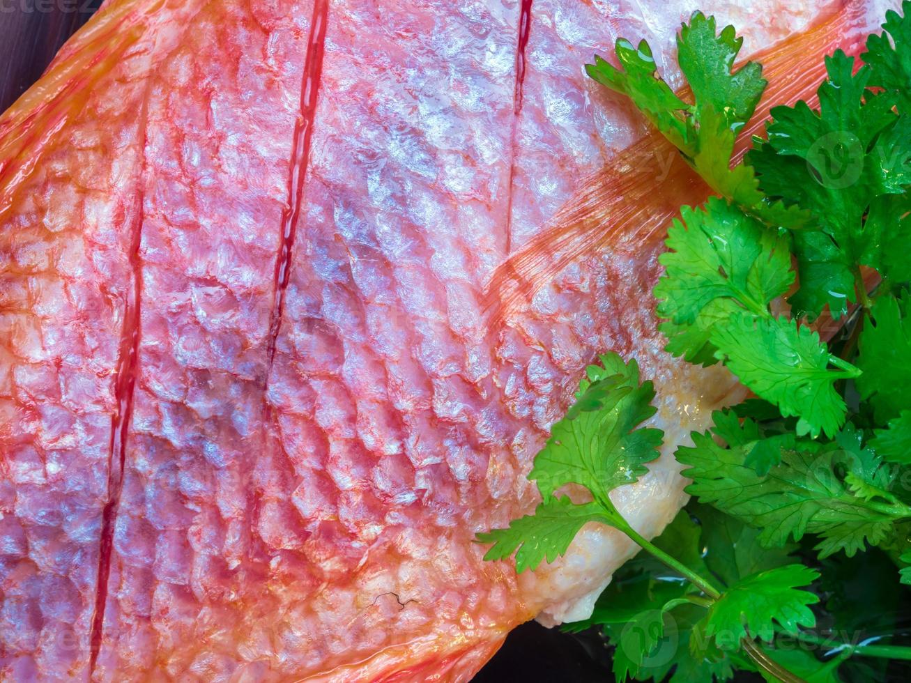 les poissons frais sont congelés préparez-vous à la cuisson photo
