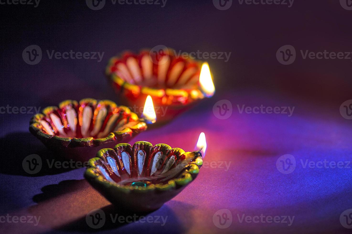 lampes diya en argile allumées pendant la célébration de diwali. conception de cartes de voeux fête de la lumière hindoue indienne appelée diwali photo