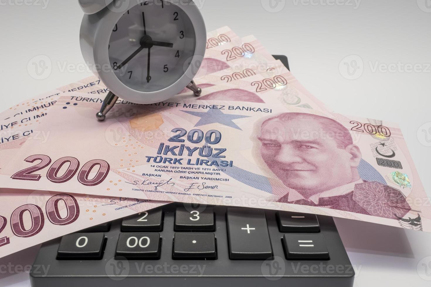 Billets en lires turques sur fond blanc pour la finance et l'économie photo