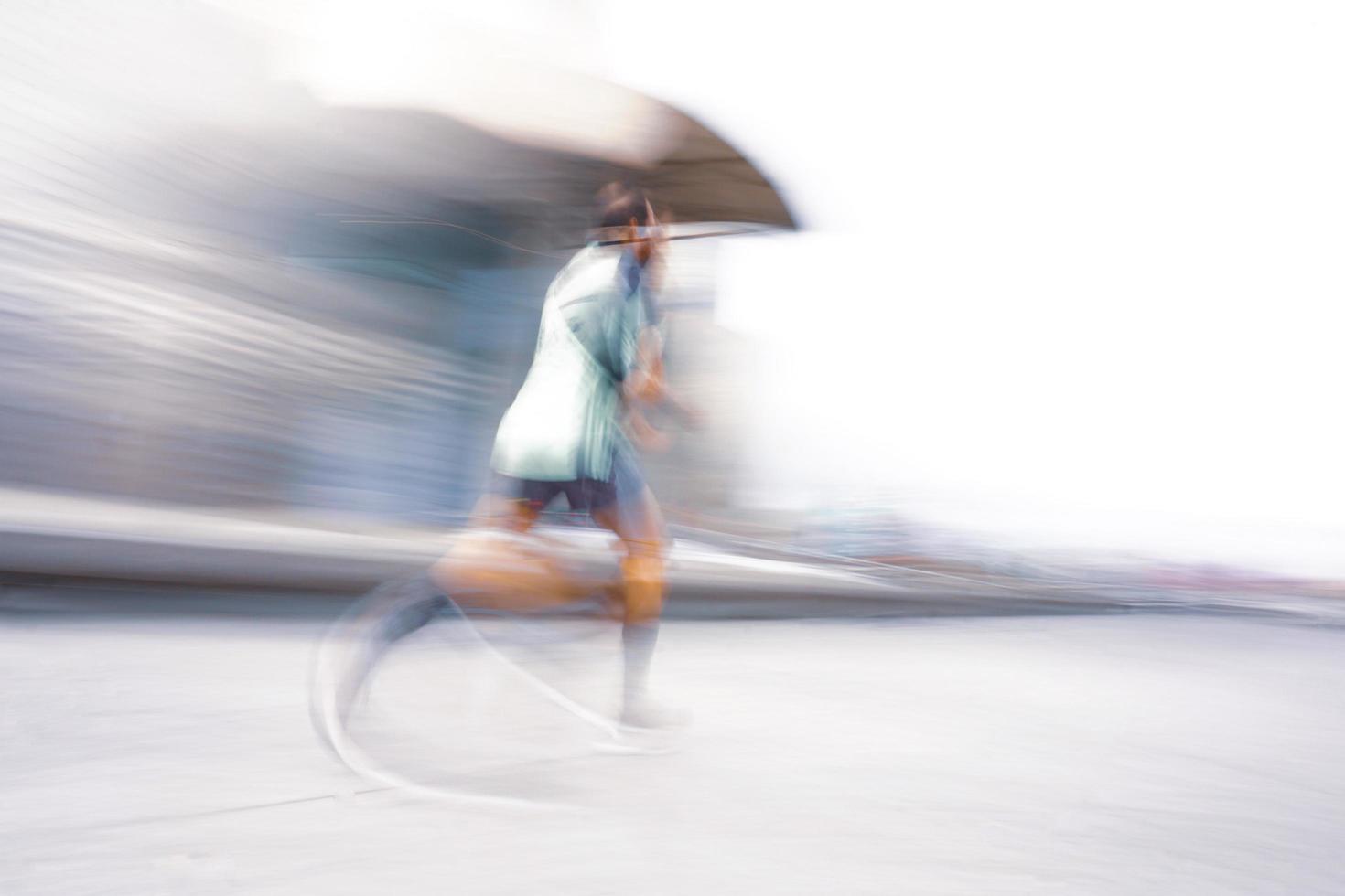 homme qui court dans la ville de bilbao, espagne photo