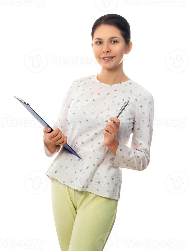 femme en vêtements décontractés tenant un bloc-notes photo