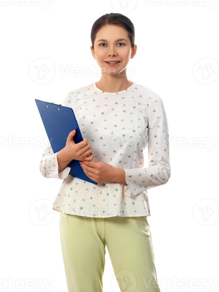 femme en vêtements décontractés tenant un bloc-notes photo